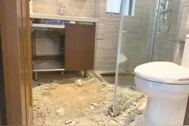 刚交付的精装房 这里渗水那里漏 业主很无奈 开发商在整改图片