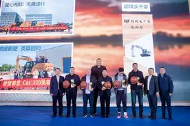 巴特尔出席CBA球员见面会，为抢险英雄颁奖图片