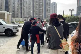 西安一饭店为核酸检测市民免费送肉夹馍 店员：给大家垫垫肚子图片