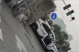 安徽蚌埠一货车与警车相撞，三名警务人员受伤图片