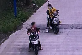 “路怒”外卖小哥连续3次捡石头砸骑车祖孙，被警方行拘视频封面