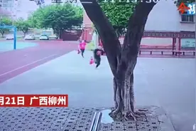 柳州一民房失火致老人被困，三位体育老师分工救援图片
