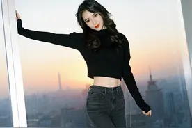 Baby飘窗氛围感大片妥妥女神范 着露腰上衣秀精致马甲线图片