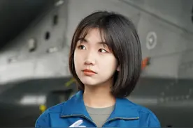 飒！陆军女飞行员一亮相，就上了热搜图片