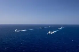 海军第38批、第39批护航编队在亚丁湾分航图片