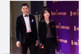 李亚鹏晒与窦靖童走红毯照 童童长发造型又美又飒图片