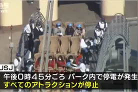 日本环球影城过山车停在43米高空 游客徒步走下轨道图片
