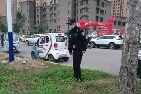 买玉米甩丢钻戒，民警找寻半小时完璧归赵图片