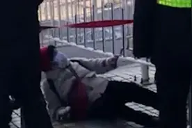 医院回应“保安不管倒地老人”：心脏病不能接触，后协助就诊视频封面
