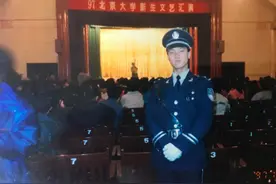 27年前考入北大的保安，现在是千余学生的校长，曾为学习主动申请上夜班图片