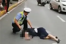 女子看手机单手骑摩托 摔进医院还被罚款图片