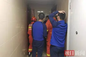 独居老人在家突发疾病求助，120、119联手破门救援图片