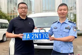 海南首辆“零关税”营运进口汽车在海口上牌图片
