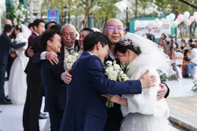 武汉协和医院30对新人在金银湖畔举办集体婚礼图片