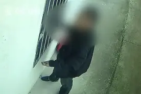 上海老伯88平的房子只卖38万，谁料买家是中介转手竟卖83万，老伯越想越气上门砸屋泄愤……图片