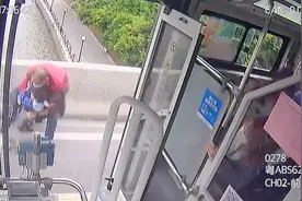 飞身扑救轻生母子司机：用尽全力抱住，回忆救人瞬间感后怕图片