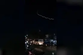 菲律宾一条大蛇沿着街道上方的电线爬行 民众被吓到尖叫图片