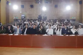 30位青年演员集中观看《演员》致敬老一辈艺术家图片