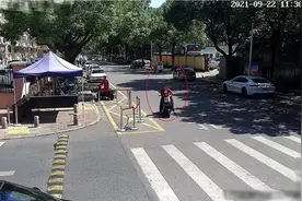 南京一大妈顺走外卖小哥电瓶车，被抓时正在买菜图片