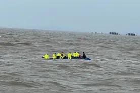 海南一船只侧翻12人落海 海岸警察紧急营救图片