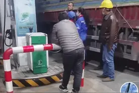 车友反映油价上调前无锡一加油站不让加油 工作人员：价格调整期间系统会暂停运作图片