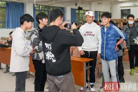 专盘水库老板的钓王邓刚，义务到高校课堂当“段子手”图片