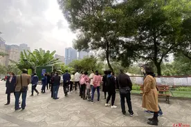 人民公园相亲角关闭，天府二街相亲角火了？记者实探：挂资料要登记，有家长瞒着娃儿来图片
