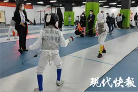 近300名中小学生参赛！南京建邺区青少年阳光体育校园击剑联赛开赛图片