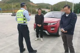 司机拿着国外驾驶证开车，也算无证驾驶图片