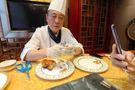 上海人居然把大闸蟹吃成非物质文化遗产，传人手把手演示怎样正确吃蟹图片