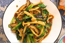 吃货们决不能错过的素菜首选这道菜「双菇炒小白菜」图片