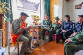 抗美援朝纪念日到来前，武警准“汽车兵”拜访抗美援朝老兵图片