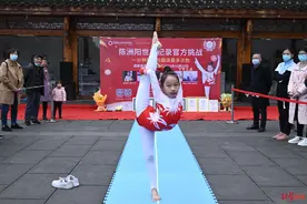 一分钟胸着地翻滚44个，10岁“柔术少女”再创三项世界纪录：梦想当舞蹈家图片