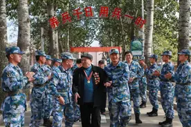 吴京和志愿军老兵，来了图片