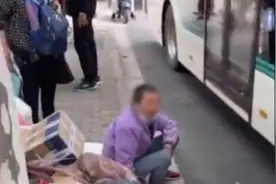 阿姨带捡拾废品坐公交被拒后大哭 公交：乘车以不影响他人为原则图片