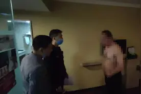 男子在宾馆刚睡下不久，就有人来敲门…一看顿时傻眼图片