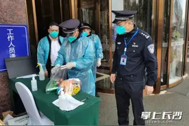 定点隔离酒店里的值守民警：累了就在车上躺一下图片