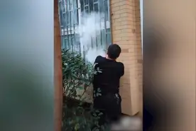 业主外出家中着火，机智物业小伙破窗扑灭视频封面