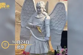 够哥们！两壮汉婚礼上扮2小时丘比特，知情者：2人是新郎朋友图片