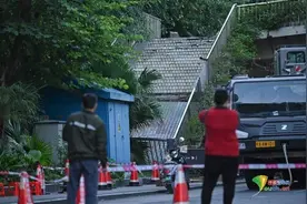 南宁一过街天桥被司机撞坍塌 桥体倾斜阶梯断裂分离图片