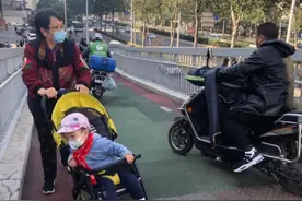 避之不及！天桥上电动车横冲直撞，行人被迫得给车让道儿图片