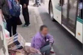 阿姨带捡拾废品坐公交被拒后大哭！车队回应，专业司机这样说图片