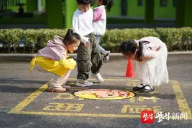 井盖变“景”盖创意满满！南师附中江山小学学生用涂鸦扮靓校园图片