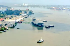 印度首艘国产航母开始第二阶段海试，离开码头时被曝留下疑似大片油污图片