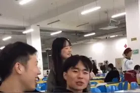 有被甜到！男孩议论女友 被发现后瞬间脸红图片