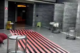 两女客洗浴见赤裸男子闯进，足浴店致歉回应系管理疏忽视频封面