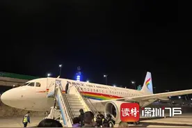 同班旅客机上突发身亡，多位中转旅客行程被耽误，航空公司该不该负责？图片