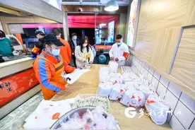 守望相助！遵义一粉店给抗疫人员免费提供宵夜图片