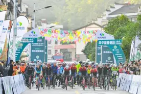 胡甜甜、张司滢问鼎巴桃园杯自行车公开赛冠军图片