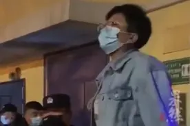 核酸检测现场小姐姐喊话不排队居民 不要聚集不然咱们就BBQ了图片